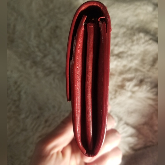 LOUIS VUITTON RED VERNIS MONOGRAM SARAH WALLET - Picture 3 of 11